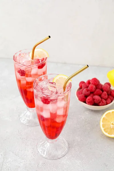 Glasses Tasty Lemonade Bowl Raspberry Light Background — Stock Photo, Image