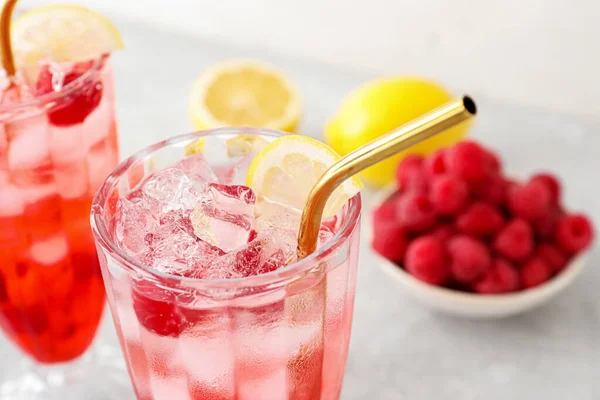 Vasos Sabrosa Limonada Tazón Con Frambuesa Sobre Fondo Claro — Foto de Stock