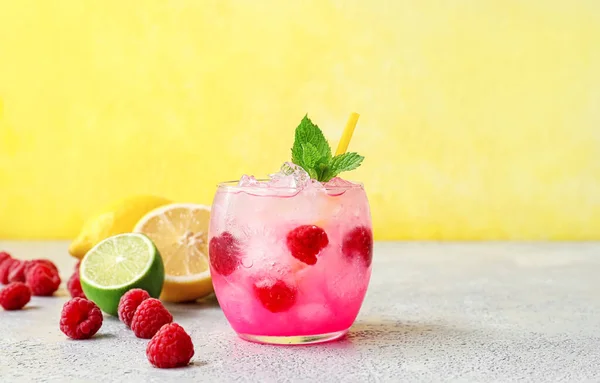 Glas Med Välsmakande Hallon Lemonad Färg Bakgrund — Stockfoto
