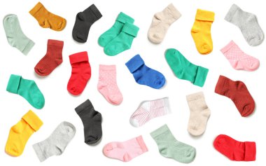 Beyaz arkaplanda bebek çorapları koleksiyonu