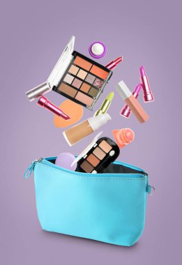 Renkli çantalı uçan dekoratif kozmetikler