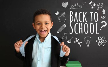 Sınıfta tahtaya yakın sevimli Afro-Amerikan öğrenci.