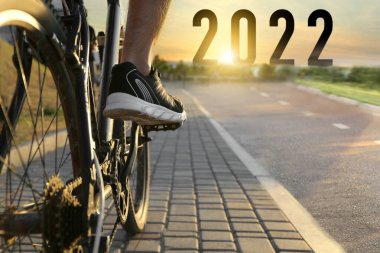 Erkek bisikletçi dışarıda bisiklet sürüyor. Yeni yıl hedefleri kavramı