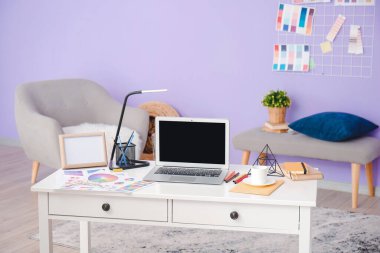 Dizüstü bilgisayarlı grafik tasarımcının şık çalışma yeri