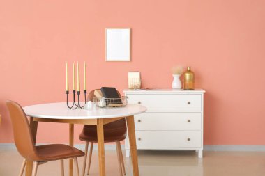 Aroma mumları ve kitaplar odadaki masada.