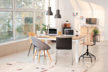 Ofisinde dizüstü bilgisayarları olan grafik tasarımcılarının şık işyerleri