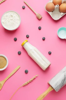 Fırın ve mutfak gereçlerini renk arkaplanı üzerine hazırlamak için gerekli malzemeler