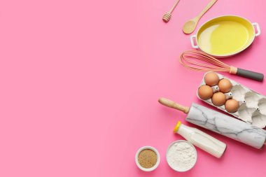 Fırın ve mutfak gereçlerini renk arkaplanı üzerine hazırlamak için gerekli malzemeler