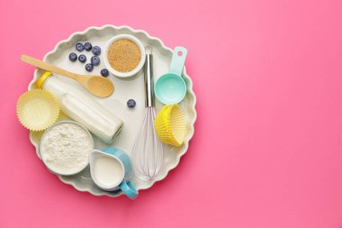 Fırın ve mutfak gereçlerini renk arkaplanı üzerine hazırlamak için gerekli malzemeler