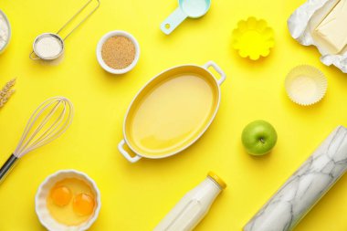 Fırın ve mutfak gereçlerini renk arkaplanı üzerine hazırlamak için gerekli malzemeler