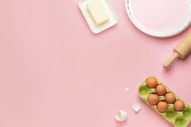 Fırın ve mutfak gereçlerini renk arkaplanı üzerine hazırlamak için gerekli malzemeler