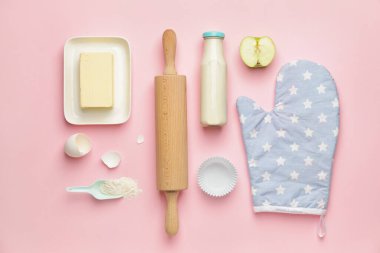 Fırın ve mutfak gereçlerini renk arkaplanı üzerine hazırlamak için gerekli malzemeler