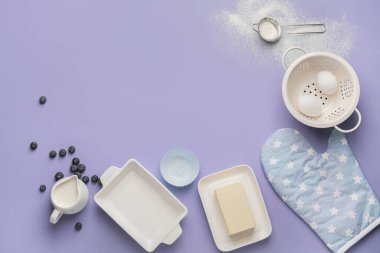 Fırın ve mutfak gereçlerini renk arkaplanı üzerine hazırlamak için gerekli malzemeler