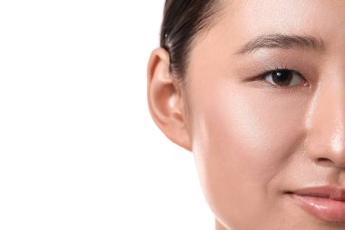 Beyaz arka planda güzel bir genç kadın, yakın plan.