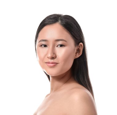 Beyaz arka planda güzel genç bir kadın