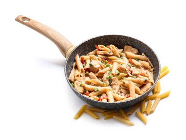 Beyaz arka planda lezzetli kajun tavuklu makarna ile kızartma tavası