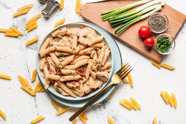 Hafif arka planda, lezzetli kajun tavuklu makarna kompozisyonu.