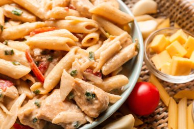 Tabakta lezzetli kajun tavuklu makarna tabağı, yakın plan.