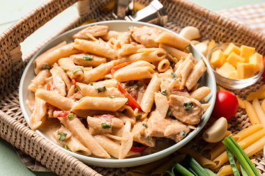 Renkli arka planda lezzetli kajun tavuklu makarna tepsisi, yakın plan