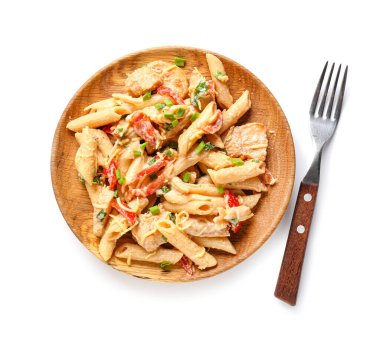 Beyaz arka planda lezzetli kajun tavuklu makarna.