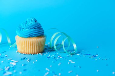 Renkli arkaplanda Lezzetli Doğum günü keki ve kurdele