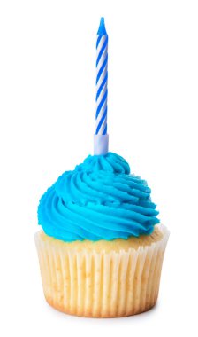 Beyaz arka planda mum olan lezzetli bir doğum günü keki.