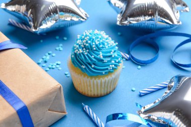 Lezzetli doğum günü keki, balonlar, hediye ve mumlar. Renkli arka plan, yakın plan.