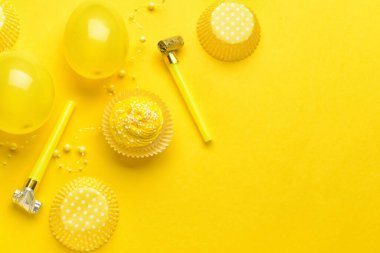 Lezzetli doğum günü keki, balonlar ve renkli arka planda parti ıslıklarıyla kompozisyon