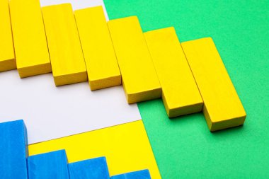 Renk arkaplanındaki tahta bloklar