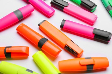 Beyaz arkaplanda renkli işaretler