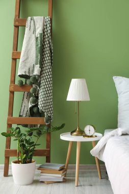 Masası ve merdiveni olan şık bir yatak odası.