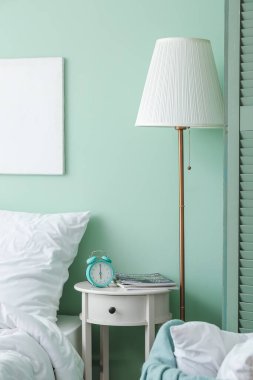 Yatak odasındaki şarjörlü çalar saat.