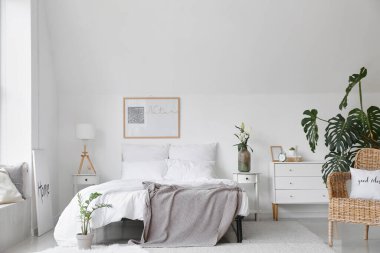 Rahat yatağı olan şık bir yatak odası.