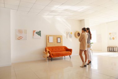 Modern sanat galerisindeki kadınlar