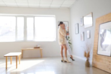 Modern sanat galerisindeki kadınlar, bulanık görünüm