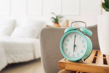 Yatak odasındaki rafta şık bir çalar saat