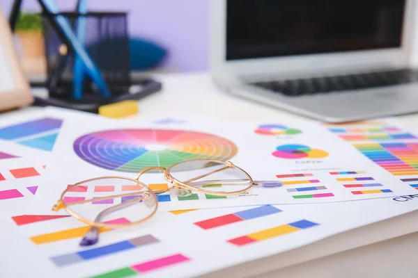 Color Palettes Eyeglasses Laptop Table Office Closeup — Stock Photo, Image