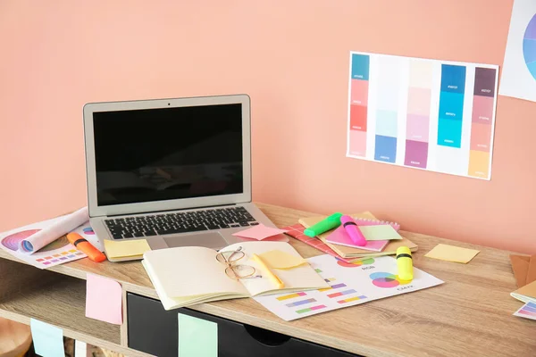 Сучасний Ноутбук Столі Графічного Дизайнера Офісі — стокове фото
