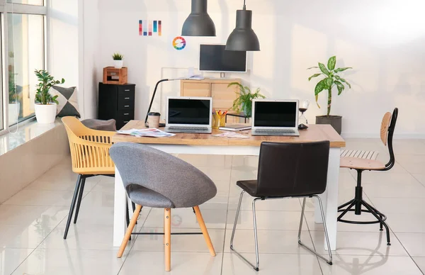 Stilvoller Arbeitsplatz Von Grafikern Mit Laptops Büro — Stockfoto