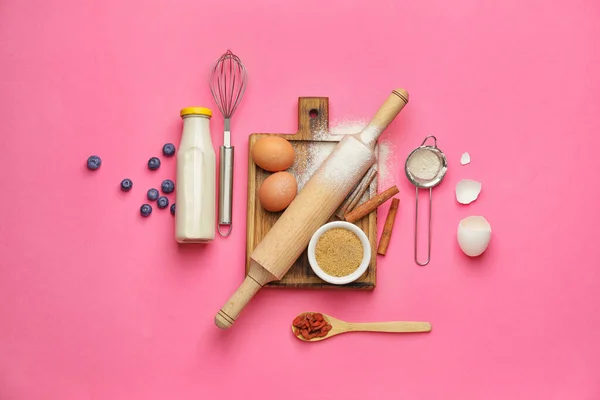 Υλικά Για Την Προετοιμασία Αρτοσκευών Και Μαγειρικών Σκευών Έγχρωμο Φόντο — Φωτογραφία Αρχείου