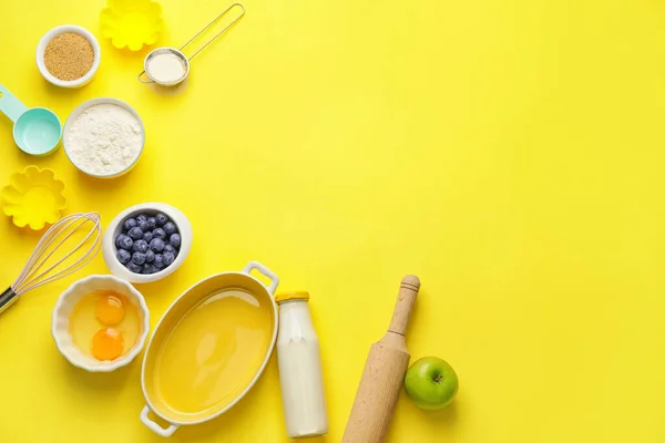 Zutaten Für Die Zubereitung Von Back Und Küchenutensilien Auf Farbigem — Stockfoto