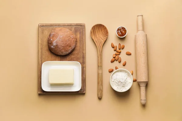 Zutaten Für Die Zubereitung Von Back Und Küchenutensilien Auf Farbigem — Stockfoto