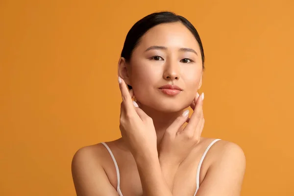 Wanita Muda Cantik Dengan Latar Belakang Warna — Stok Foto