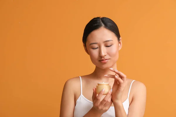 Wanita Muda Cantik Dengan Krim Wajah Latar Belakang Warna — Stok Foto