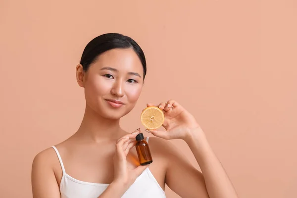 Beautiful Young Woman Lemon Bottle Essential Oil Color Background — Stock Photo, Image