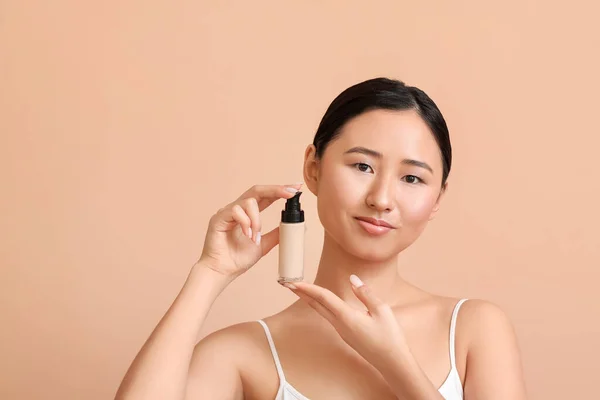 Young Woman Bottle Makeup Foundation Color Background — Stock Photo, Image