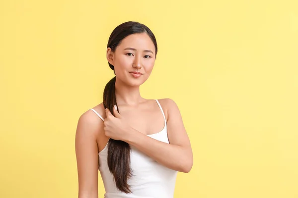 Wanita Muda Cantik Dengan Latar Belakang Warna — Stok Foto