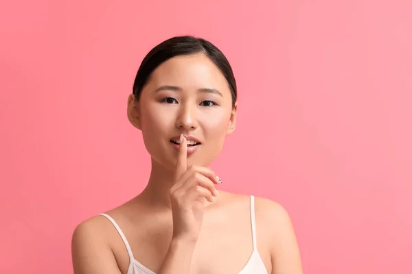 Schöne Junge Frau Zeigt Geste Der Stille Auf Farbigem Hintergrund — Stockfoto