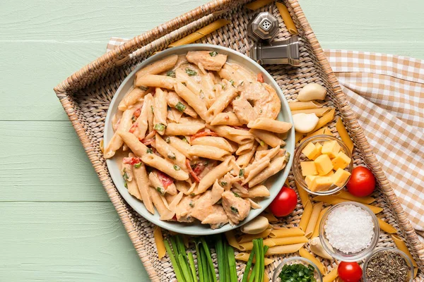 Bandeja Com Saboroso Cajun Massas Frango Placa Sobre Fundo Madeira — Fotografia de Stock