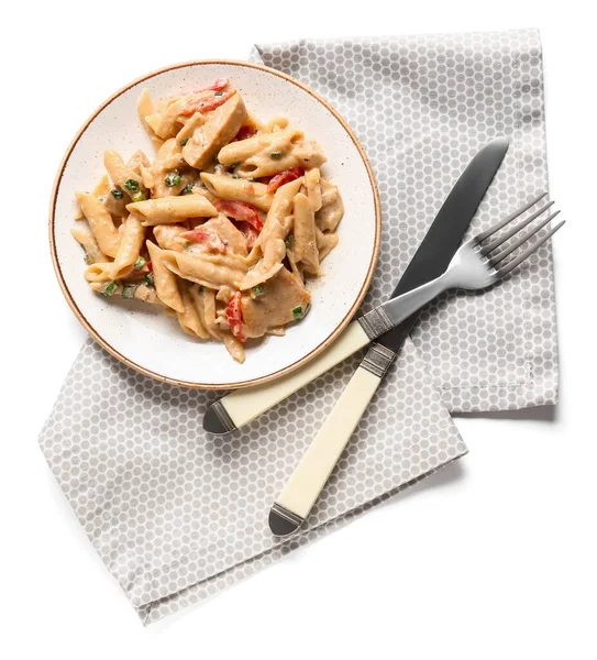 Piatto Con Gustosa Pasta Pollo Cajun Sfondo Bianco — Foto Stock